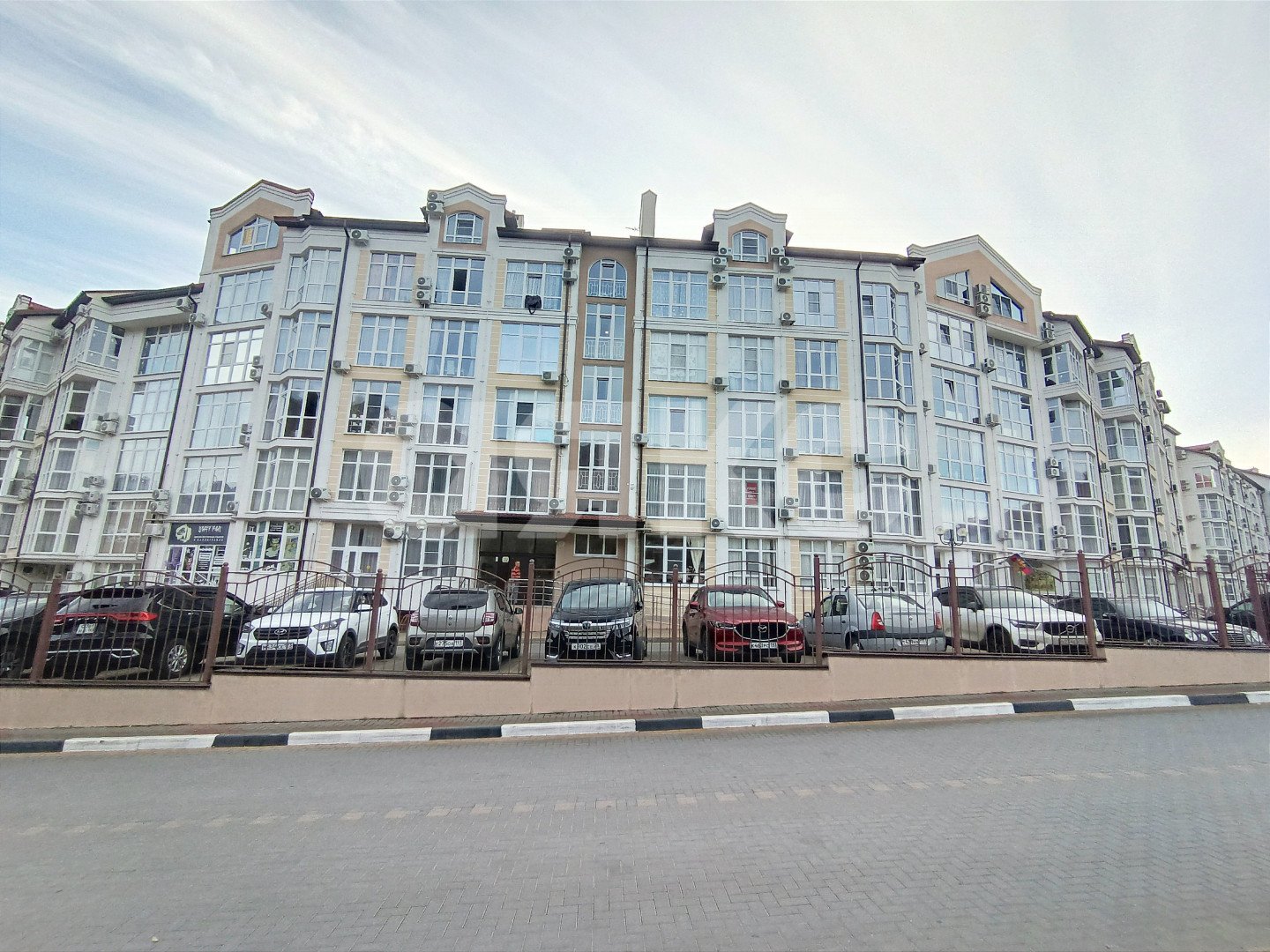 Фото №1: 2-комнатная квартира 74 м² - Геленджик, жилой комплекс Лазурный-2, мкр. жилой комплекс Лазурный-2, ул. Верхняя, 4к7